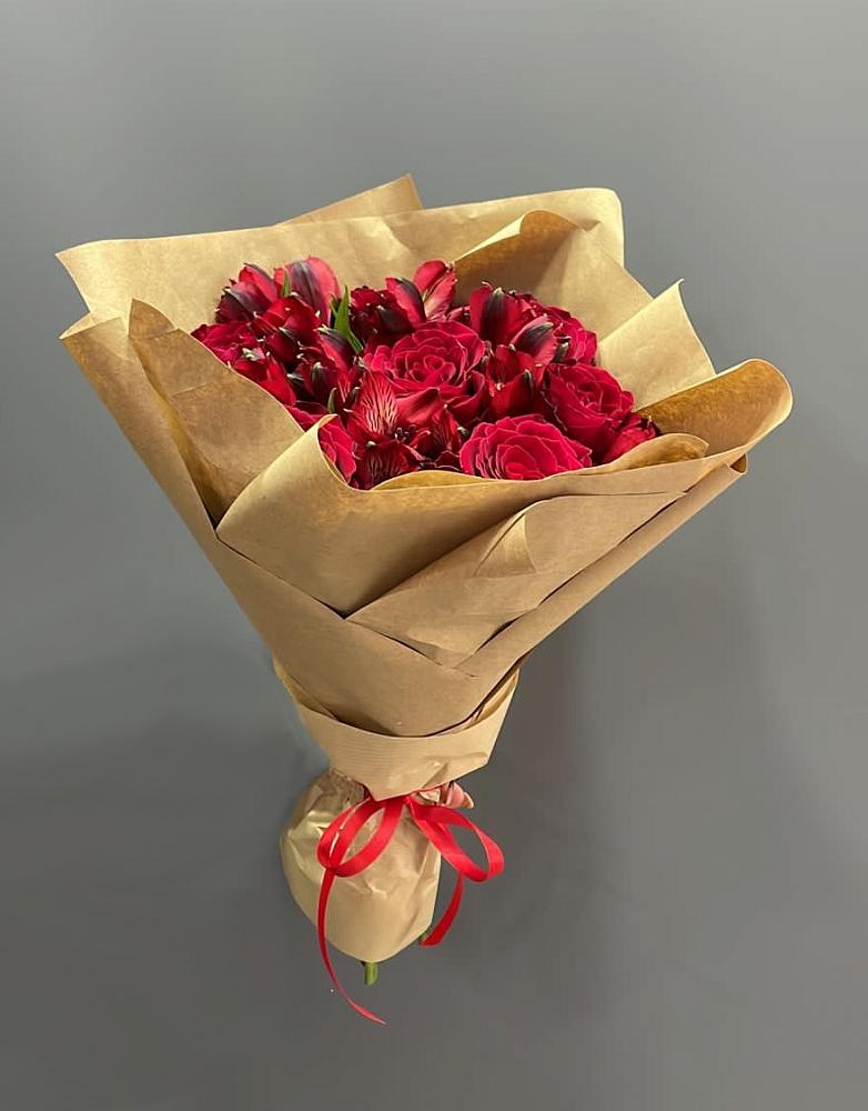 Букет цветов из: Альстромерии и Розы в Красном Яре Омской области