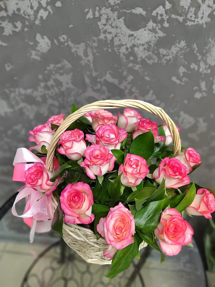 Цветочная композиция из Розы в корзине в Красном Яре Омской области