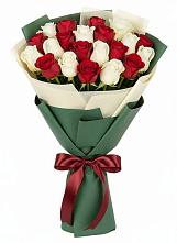 Букет Микс из красных и белых роз в Красном Яре Омской области