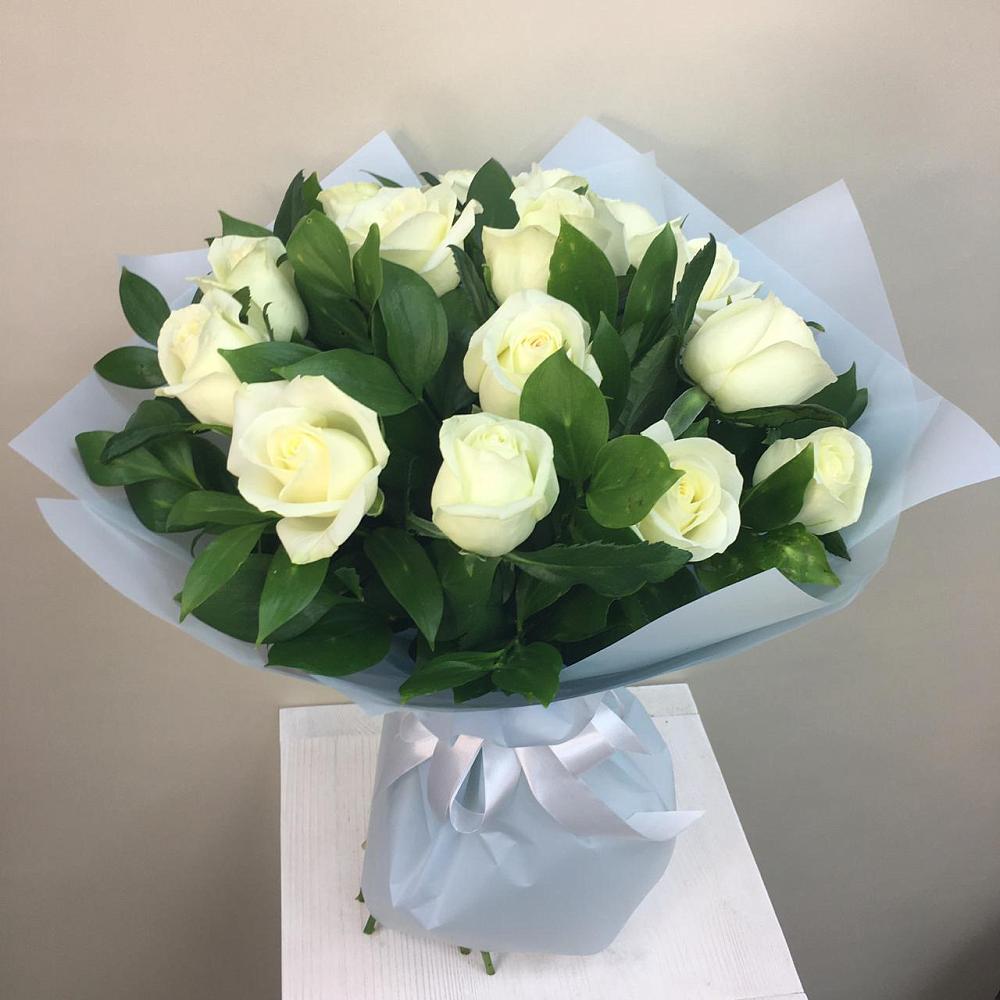 Букет 15 Белых роз Проуд в Красном Яре Омской области