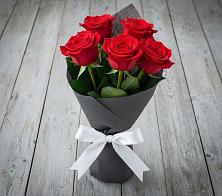 Букет 5 Красных роз Эдлесс Лав в Красном Яре Омской области