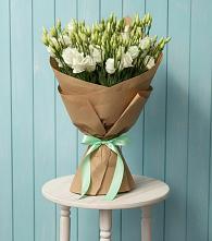 Букет цветов из:  Лизиантусы в Красном Яре Омской области