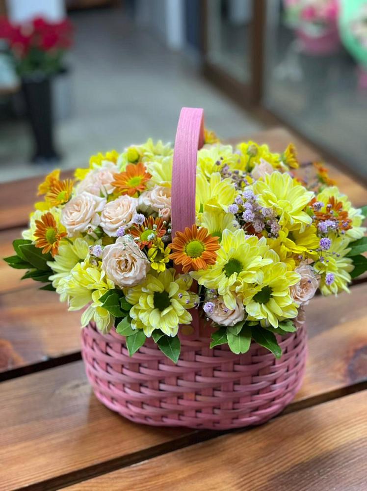 Цветочная композиция из Хризантемы и Розы в корзине в Красном Яре Омской области
