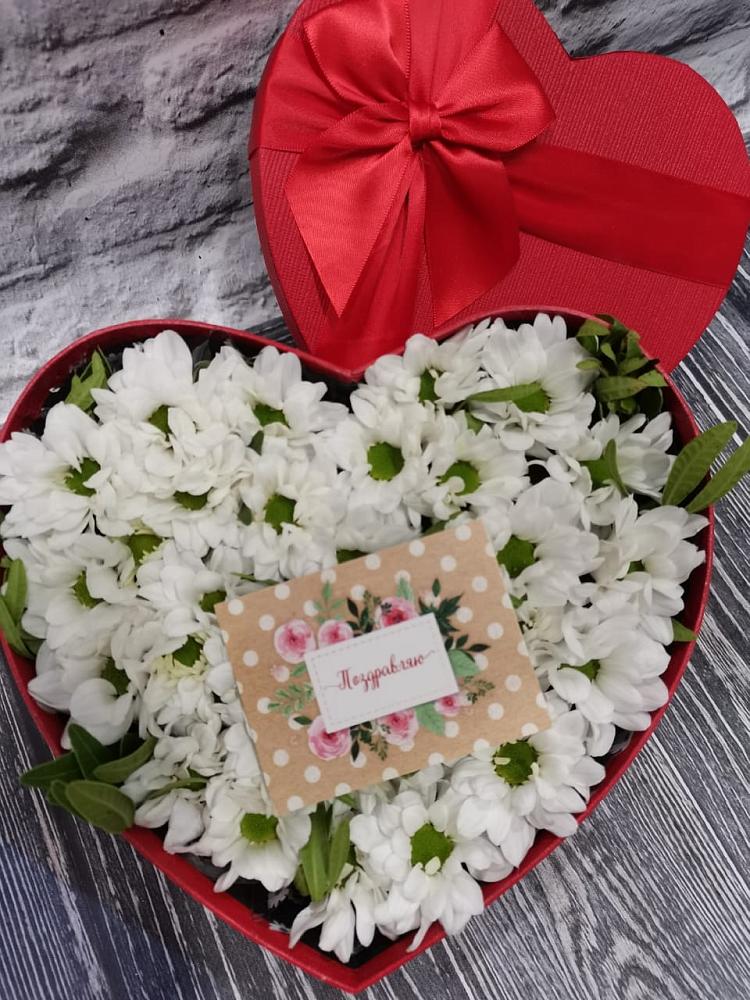 Цветочная композиция из Хризантемы в виде сердца в Красном Яре Омской области