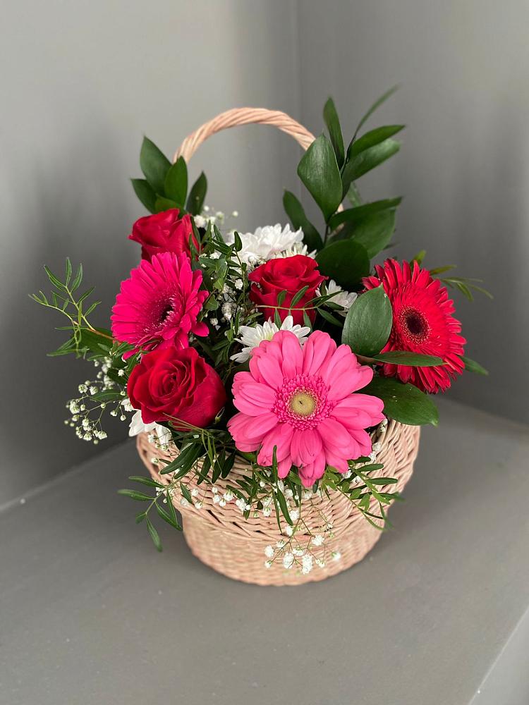 Цветочная композиция из Розы, Хризантемы и Герберы в корзине в Красном Яре Омской области