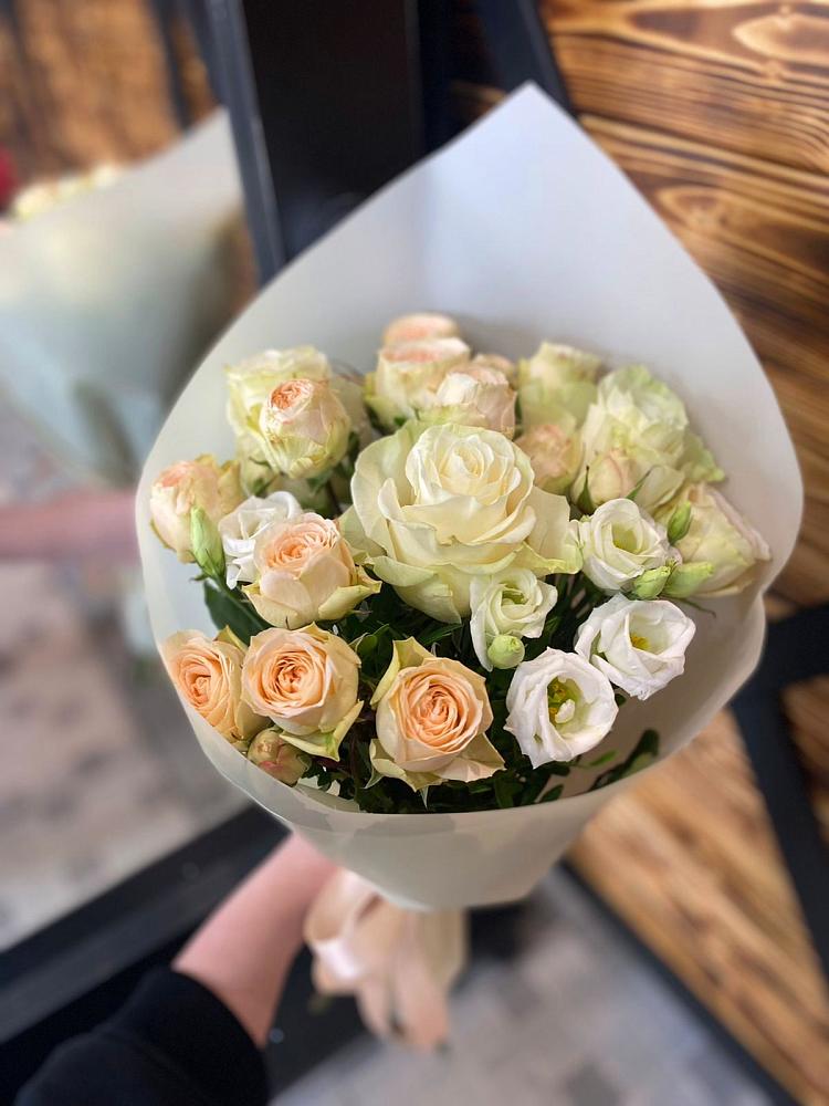 Букет цветов из: Розы и Лизиантусы в Красном Яре Омской области